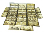 FOTOGRAFIAS, conjunto com vinte e sete (27) cartões/fotografias estereoscópicas (tipo stereoview), em tom sépia, com cenas variadas, incluindo: paisagens e vistas urbanas, arquitetura/monumentos (igrejas, prédios e ruínas), cenas de rua e interiores, grupos de pessoas, além de imagens de embarcações/navios e portos.