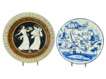 FAIANÇAS, lote com dois (2) pratos decorativos confeccionados em faiança, sendo: A) Kerameikos (Grécia), 1 com cena em estilo greco-romano (figuras e friso geométrico), medindo 34cm, fio de cabelo e marcas do tempo e B) DELFT, 1 souvenir ARUBA, com ilustrações em azul sobre fundo branco, bicado na borda, medindo 30cm.