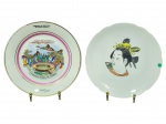 PORCELANAS, dois (2) pratos decorativos confeccionados em porcelana na tonalidade branca, sendo: A) um (1) prato comemorativo Campeonato Mundial de Futebol  1950  Rio, com inscrição Lembrança da Prefeitura do Distrito Federal, policromia e filete dourado, medindo 26cm; e B) um (1) prato com borda recortada e decoração com figura feminina em estilo oriental, medindo 25,5cm, bicado na borda.
