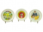 FAIANÇAS, três (3) pratos decorativos confeccionados em faiança, sendo: A) um (1) prato souvenir com ilustrações e inscrição OTTAWA (Canadá), borda trabalhada; B) um (1) prato com reprodução de rótulo/tema Vallee em policromia; e C) um (1) prato com ilustração de casal e inscrição President and Mrs. John F. Kennedy, medindo 18,5cm.