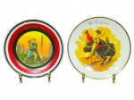 PORCELANAS, dois (2) pratos decorativos confeccionados em porcelana na tonalidade branca, sendo: A) um (1) prato Buenos Aires  Tango, com cena de casal dançando e obelisco ao fundo, medindo 19cm e B) um (1) prato Rdo. España, com cena de tourada, medindo 20cm.