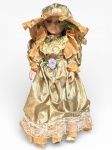 COLECIONSIMO, uma (1) boneca de coleção confeccionada em biscuit com vestes de época em tecido acetinado com trabalho de rendas, medindo 40cm de altura.