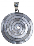 JOIA, um (1) pingente circular confeccionado em PRATA DE LEI, contrastada 950, decorado por incrustação de madre pérola formando espiral, argola superior com incrustação de pedra azul, medindo 5,5x4cm e peso total bruto 13g;
