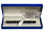 CANETA, uma (1) caneta esferográfica da manufatura WATERMAN, corpo metálico com pintura na tonalidade marrom com guarnições em metal dourado, conservada, acondicionada em estojo com marcas do tempo, acompanhando certificado de garantia.
