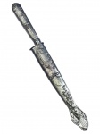 CORNETA (Abramo Eberle, 1896), uma (1) faca dita de GAÚCHA, lâmina em aço inox, possui marca da manufatura CORNETA (uma das pioneiras em cutelaria no Brasil, fundada pelos irmãos Berg, com tradição no ramo desde 1787 na Alemanha, começou as atividades comerciais no Brasil em 1902 e passou a fabricar aqui a partir de 1932, sofreu intervenção em 1943 devido a Segunda Guerra e a partir de 1948 tornou-se 100% nacional), cabo e bainha, confeccionados em metal espessurado a prata com rico cinzelado do cotidiano gaúcho, medindo 28,5cm de comprimento.