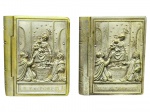 ARTE SACRA, duas (2) caixinhas porta-terços confeccionadas em metal relevado, com representação sacra da Virgem com o Menino, ladeada por figuras em adoração, trazendo inscrição B. V. DI POMPEI. Peças de caráter religioso e devocional, apresentam falhas na prateação, medindo 6x5cm.