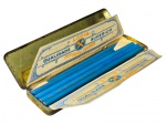 COLECIONISMO, um (1) estojo metálico contendo lápis antigos, da marca Johann Faber, com rótulos internos originais ostentando os dizeres Lapis Superior e Qualidade Superior, em conjunto composto por 9 exemplares na cor azul.