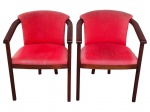 MOBILIARIO, par (2) de cadeiras de braços, confeccionadas em madeira, estofadas em tecido na tonalidade vermelha, com encosto e assento acolchoados, linhas sóbrias e desenho de feição moderna, tecido vermelho desbotado, medindo 76x59x60cm.
