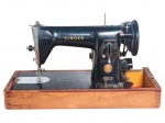 DIVERSOS, uma (1) máquina de costura elétrica, marca Singer, modelo 15C, fabricada no Brasil, com corpo em metal esmaltado na cor preta, plaqueta c/ identificação Singer Simanco, indicando voltagem 100110 volts, base em madeira, acompanha pedal, não testada e sem garantia de funcionamento, medindo 27x50,5x21,5cm.