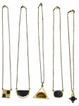 BIJUTERIAS, cinco (5) cordões confeccionados em metal dourado com pingentes de modelos, tamanhos e decorações distintas, medindo 39cm de comprimento.