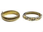 BIJUTERIAS, dois (2) braceletes confeccionados em metal dourado, sendo: A) 1 com maleáveis e fecho tipo gaveta com trava lateral, medindo 7cm e B) 1 liso, decorado por faixas torcidas com incrustações de pedrarias sintéticas, medindo 7,5cm.