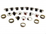 BIJUTERIAS, lote com vinte e dois (22) anéis confeccionados em metal dourado de modelos, tamanhos e decorações distintas.