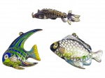 BIJUTERIAS, lote três (3) pingentes confeccionados em CLOISONNÉ representando peixes de modelos e tamanhos distintos, sendo 1 articulável, maior medindo 4x3cm e menor 4x1cm.