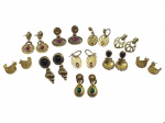 BIJUTERIAS, lote com (10) pares de brincos para orelha furada confeccionados em metal dourado de modelos, tamanhos, decorações e tamanhos distintos, maior medindo 4,5cm e menor 1,5cm.