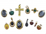 BIJUTERIAS, lote com treze (13) pingentes de modelos, tamanhos e decorações distintas, sendo 12 em metal dourado e 1 em prata de lei, maior medindo 4x3cm e menor 2,5x2cm.