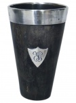 PRATA DE LEI, um (1) copo confeccionado em chifre polido, guarnições em prata inglesa da manufatura MAPPIN & WEBB, frente com escudo monogramado, apresenta quebra no fundo, medindo 12x7,5cm.