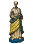 ARTE SACRA, um (1) imaginário confeccionado em madeira entalha a mão representando São Pedro, patina policromada, medindo 18,5cm de altura.