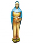 ARTE SACRA, uma (1) imaginária confeccionada em resina policromada representando Nossa Senhora Grávida (culturalmente invocada por mulheres grávidas para proteção no período da gravidez e na hora do parto), medindo 35cm de altura. Assinada Olivia e Laide.