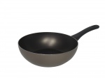 <b>EQUIPAMENTO DE COZINHA</b>, uma (1) frigideira da marca ROYALÜKB, confeccionada em alumínio e cabo em plástico rígido, 24cm de diâmetro sem o cabo, SEM USO, ainda com embalagem original.