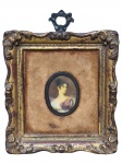 COLECIONISMO, uma (1) pintura sobre celuloide representando retrato feminino, acondicionada em moldura em madeira com patina dourada com entalhes relevados, bordas recortadas e fundo em tecido com desgastes, medindo 12,5x11,5cm.