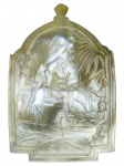 ARTE SACRA, uma (1) placa confeccionada em madre pérola entalhada a mão representando cena bíblica da entrada de Cristo em Jerusalém, com figuras relevadas e bordas em recortes, medindo 12,5x8,5cm.
