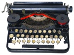 COLECIONISMO, uma (1) máquina de escrever portátil da marca Underwood (tradicional fabricante norte-americana, fundada no final do século XIX, referência mundial em máquinas de escrever), com teclado em português, estrutura em metal e fita entintada, necessita revisão na mola do carro, pintura em bom estado, medindo 10x29x21cm.