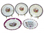 PORCELANAS e FAIANÇAS, lote com cinco (5) pratos decorativos de modelos, tamanhos, decorações e materiais distintos, sendo 3 em faiança da manufatura ALPETE, apresentando marcas do tempo e 2 em porcelana na tonalidade branca, sendo 1 da manufatura ST. KILIAN, maior medindo 21cm e menor 17,5cm.