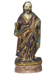 ARTE SACRA, um (1) imaginário representando São José de Botas confeccionado em madeira entalhada a mão com patina policromada e envelhecida com realces em ouro, apresenta sinais de restauro na face e ausência de 1 mão, falhas na patina, medindo 24,5cm de altura.