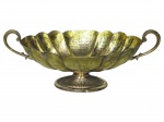 METAL DOURADO, um (1) centro de mesa oval confeccionado em metal dourado com decoração martelada, bordas em ondulações, alças vazadas e base cônica em caneluras, medindo 18x44x24cm.