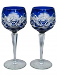 CRISTAL DOUBLE, par (2) de taças para vinho confeccionadas em cristal double na tonalidade azul com lapidação de palmas, esferas, frisos, filetes e estrelas em baixo relevo, haste facetada apoiada sobre base circular, medindo 19x7cm.