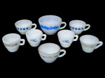 TERMO-REY ®, lote com oito (8) xícaras sem pires de modelos distintos confeccionados em vidro opalinado, sendo 1 para chá, medindo 6,5x11,5x9,5cm e 7 para café, medindo 4,5x8x7cm.