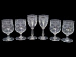 Cristallerie Saint Louis (Saint-Louis-lès-Bitche, Lorraine, França, 1586), seis (6) taças, sendo 4 para água e 2 para vinho, confeccionadas em cristal francês translucido, com lapidação de guirlanda floral e laçarote em baixo relevo, haste cilíndrica apoiada sobre base circular, água medindo 13x7cm e vinho 15,5x6,5cm.