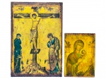 ARTE SACRA, dois (2) ícones bizantino, sendo: A) um (1) ícone representando a Crucificação de Cristo, medindo 32x22cm (leves falhas) e B) um (1) ícone menor representando Nossa Senhora com o Menino Jesus, medindo 19x13cm.