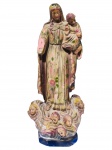 ARTE SACRA, Portugal, séc. XIX, uma (1) imaginária confeccionada em terracota representando Nossa Senhora do Rosário, ricamnte decorada por elementos florais em policromia, base por cabeças angelicais aladas, apresenta quebra na mão e no pescoço do Menino Jesus, leves bicados e furos, medindo 31cm de altura.