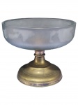CRISTAL, uma (1) fruteira confeccionada em cristal fosco com lapidação de palmas, esferas e frisos em baixo relevo, base cônica em metal espessurado a prata, apresentando falhas na prateação, medindo 18x22cm.