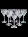 BACARRAT (Fundada em 1764 na cidade de Baccarat, região da Lorena, França), sete (7) taças para vinho confeccionadas em cristal francês translucido com lapidação dita DEDÃO em baixo relevo, haste facetada, apoiada sobre base circular com selo da cristaleria, medindo 12,5x5,8cm. 1 bicada na base.