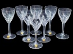 BACARRAT (Fundada em 1764 na cidade de Baccarat, região da Lorena, França), oito (8) taças para vinho confeccionadas em cristal francês translucido com lapidação dita DEDÃO em baixo relevo, haste facetada, apoiada sobre base circular com selo da cristaleria, medindo 10,5x4,5cm.