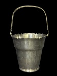 METAL PRATEADO, um (1) balde de gelo confeccionado em metal espessurado a prata da manufatura ART PRATA com cinzelado de treliças, bordas em ondulações e alça articulável, medindo 24x14cm.