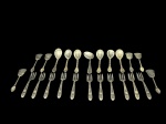 METAL PRATEADO, vinte e quatro (24) peças confeccionados em metal espessurado a prata de modelos distintos, sendo: A) 11 garfos para bolo com cinzelado vegetalista, B) 12 colheres para sobremesa de 2 modelos e C) 1 colher para papinha com cinzelado vegetalista.