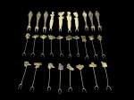 METAL PRATEADO, vinte e sete (27) espetos para petiscos confeccionados em metal espessurado a prata de modelos, tamanhos e decorações distintas.