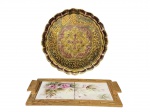DIVERSOS, duas (2) bandejas confeccionadas em madeira, sendo: A) 1 redonda com pintura floral e elementos vegetalistas em policromia com realces em ouro, apresentando falhas na pintura, medindo 34,5cm e B) 1 retangular com incrustação de azulejos com pintura floral em policromia e entalhes em baixo relevo, medindo 38,5x21cm.
