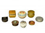 DIVERSOS, oito (8) caixinhas de modelos, tamanhos, decorações e materiais distintos, sendo 2 em resina, 1 em pedra sabão, 1 estuque, 1 em estanho, 1 em metal cobreado, 1 em placas de chifre polido e 1 em metal dourado, maior medindo 5x5cm e menor 4cm.