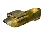 METAL DOURADO, um (1) sapato decorativo confeccionado em metal dourado martelado, medindo 23x8,5cm.