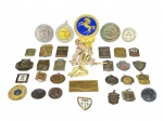 MEDALHAS & INSÍGNIAS, um (1) lote contendo vinte e nove (29) peças diversas, sendo medalhas, condecorações, broches, distintivos/insígnias e placas em metal (tons dourado, prateado e cobre), incluindo exemplares circulares, retangulares e em formato de escudo, maior medindo 9x6,5cm e menor 4x2,5cm.