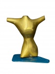 ESCULTURA, uma (1) escultura confeccionada em bronze representando Nu Feminino, apoiada sobre base plástica com quebra, medindo 8,5cm de altura.