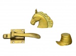 BRONZES, três (3) peças confeccionadas em bronze, sendo: A) 1 cabeça de cavalo, medindo 8x9,5cm, B) 1 chapéu, medindo 4x6,5x4cm e C) 1 tranca para porta, medindo 15,5x6cm.