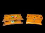 DIVERSOS, duas (2) caixas confeccionadas em madeira, sendo: A) 1 caixa para costura com decoração floral em policromia e inscrição COSTURA e borda recortada, medindo 6x22,5x19,5cm e B) 1 caixa porta joias no feitio de baú com pintura floral em policromia e interior com vestígios de tecido verde, medindo 9,5x17,5x12cm.
