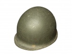 MILITARIA, um (1) capacete M1 (um icônico equipamento militar de aço utilizado principalmente pelas forças dos Estados Unidos e seus aliados, incluindo o Exército Brasileiro através da Força Expedicionária Brasileira (FEB), desde a Segunda Guerra Mundial até meados da década de 1980) confeccionado e metal esmaltado na tonalidade verde, apresentam leves sinas de oxidação, medindo 16x28,5x23cm.