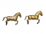 ESCULTURAS, par (2) de esculturas confeccionadas em bronze representando cavalos, medindo 10x13,5cm.