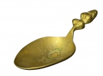 BRONZE, uma (1) colher decorativa confeccionada em bronze com cabo representando pinha, apoiado sobre 3 pés, medindo 19,5cm.